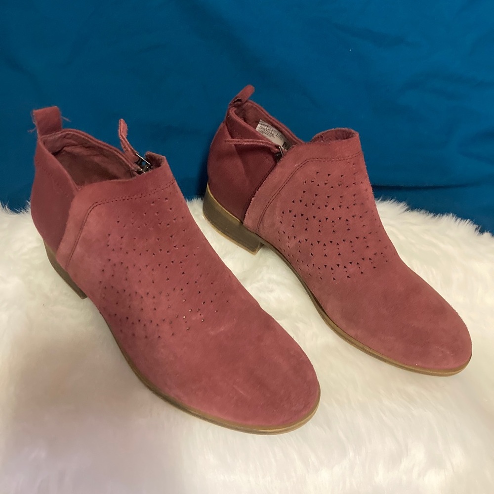 Tom’s dress shoes